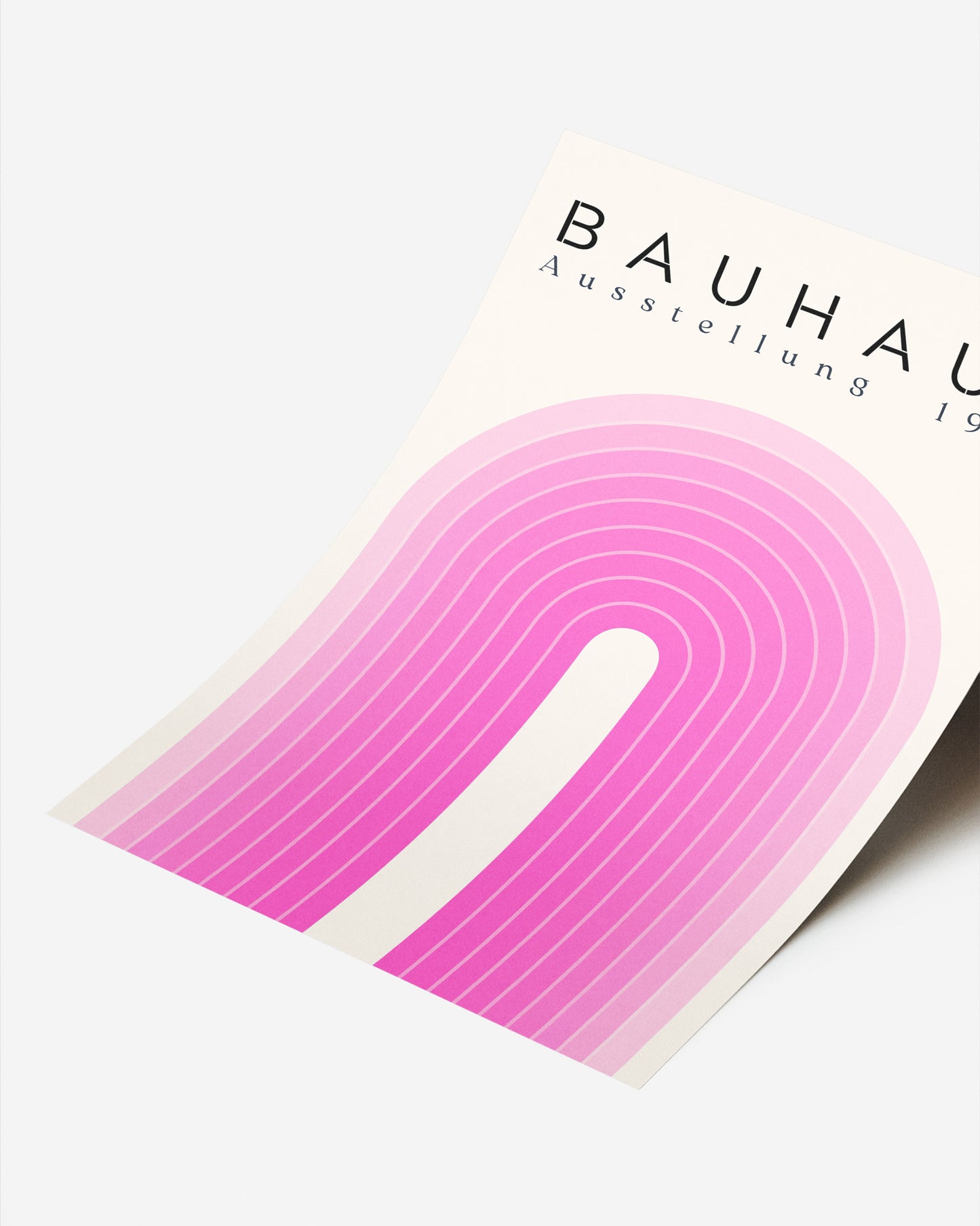 Cuadro Bauhaus con arco rosa en degradé sobre fondo claro