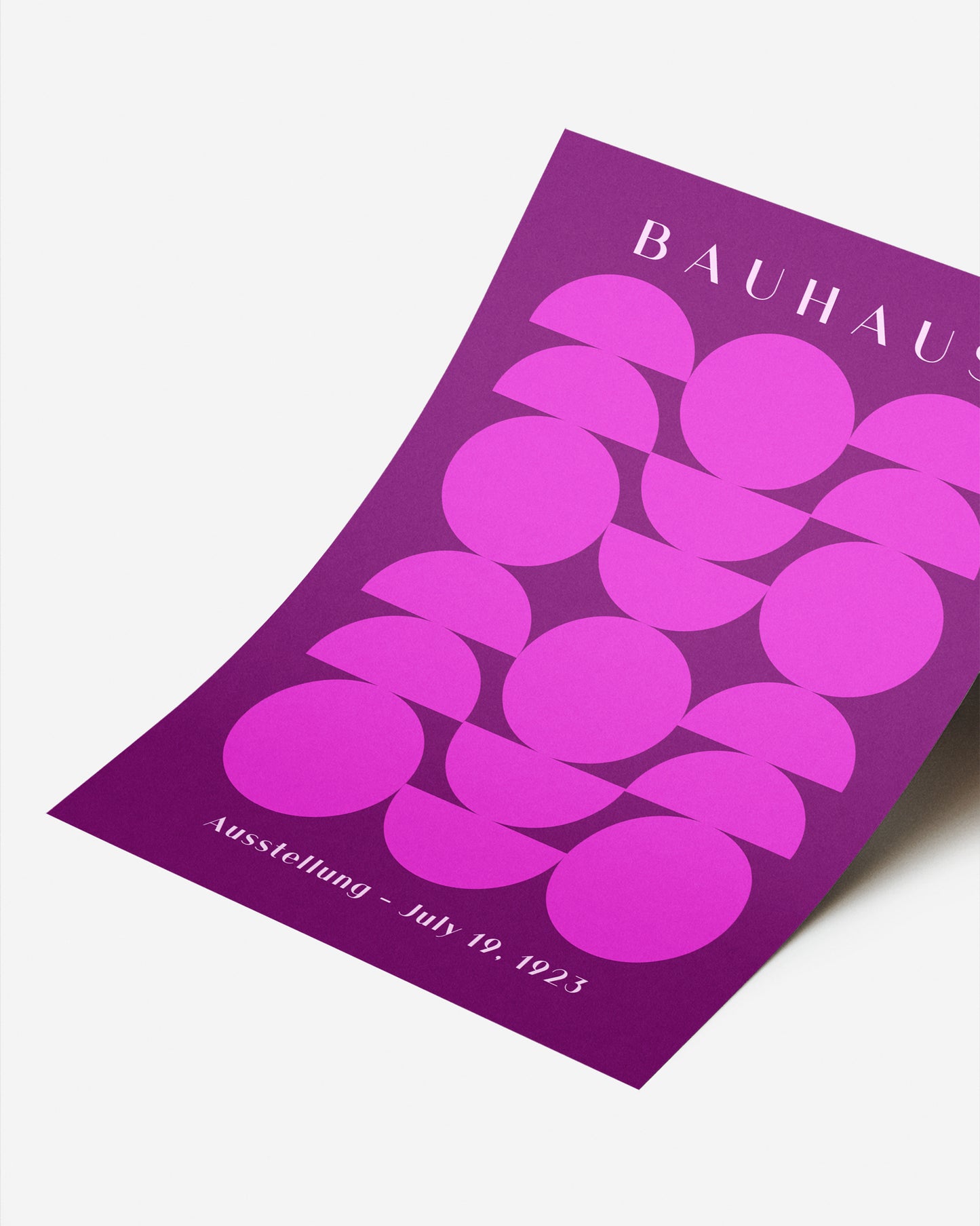 Cuadro Bauhaus con figuras geométricas fucsias sobre fondo púrpura