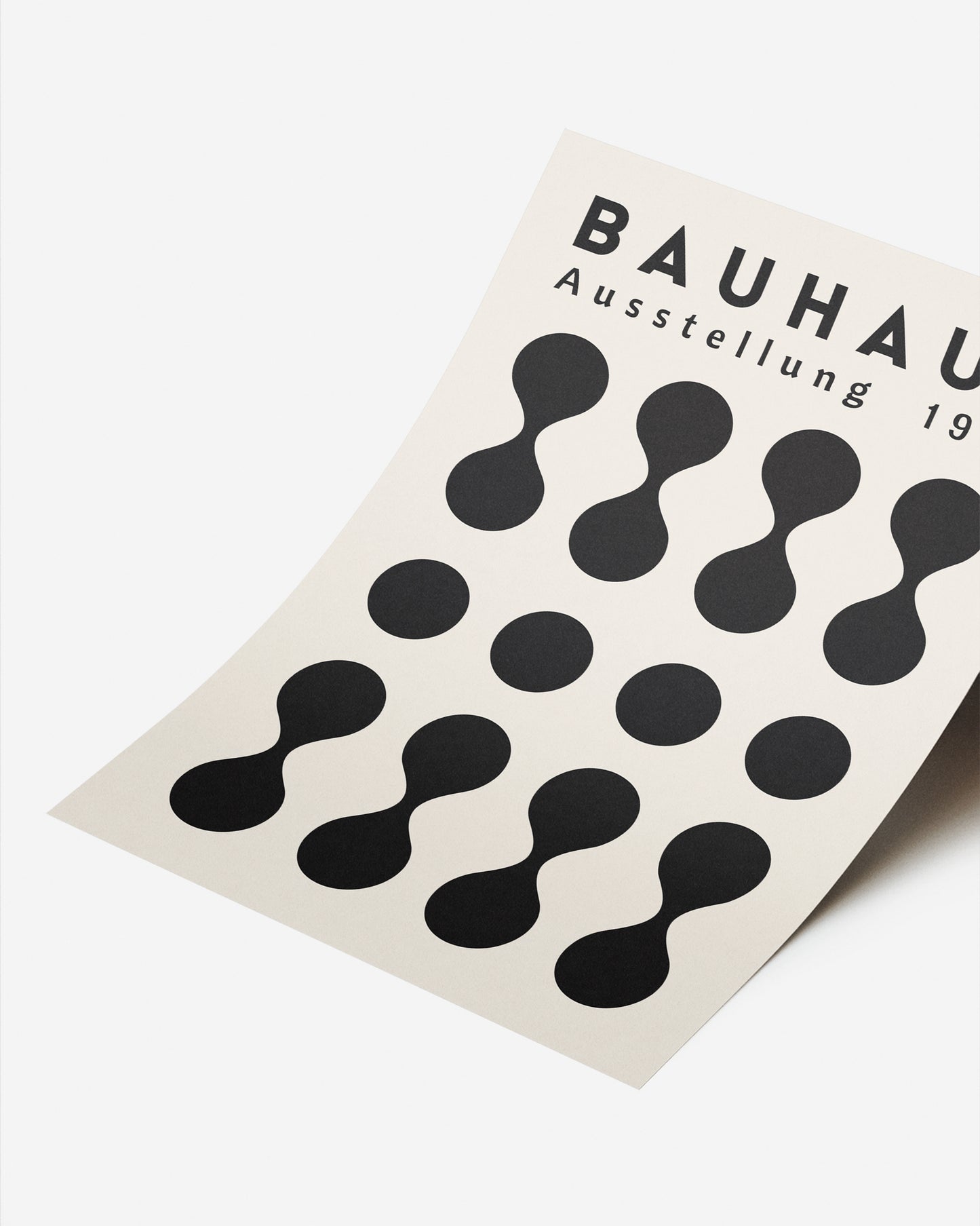 Cuadro Bauhaus con diseño óptico de líneas curvas en blanco y negro