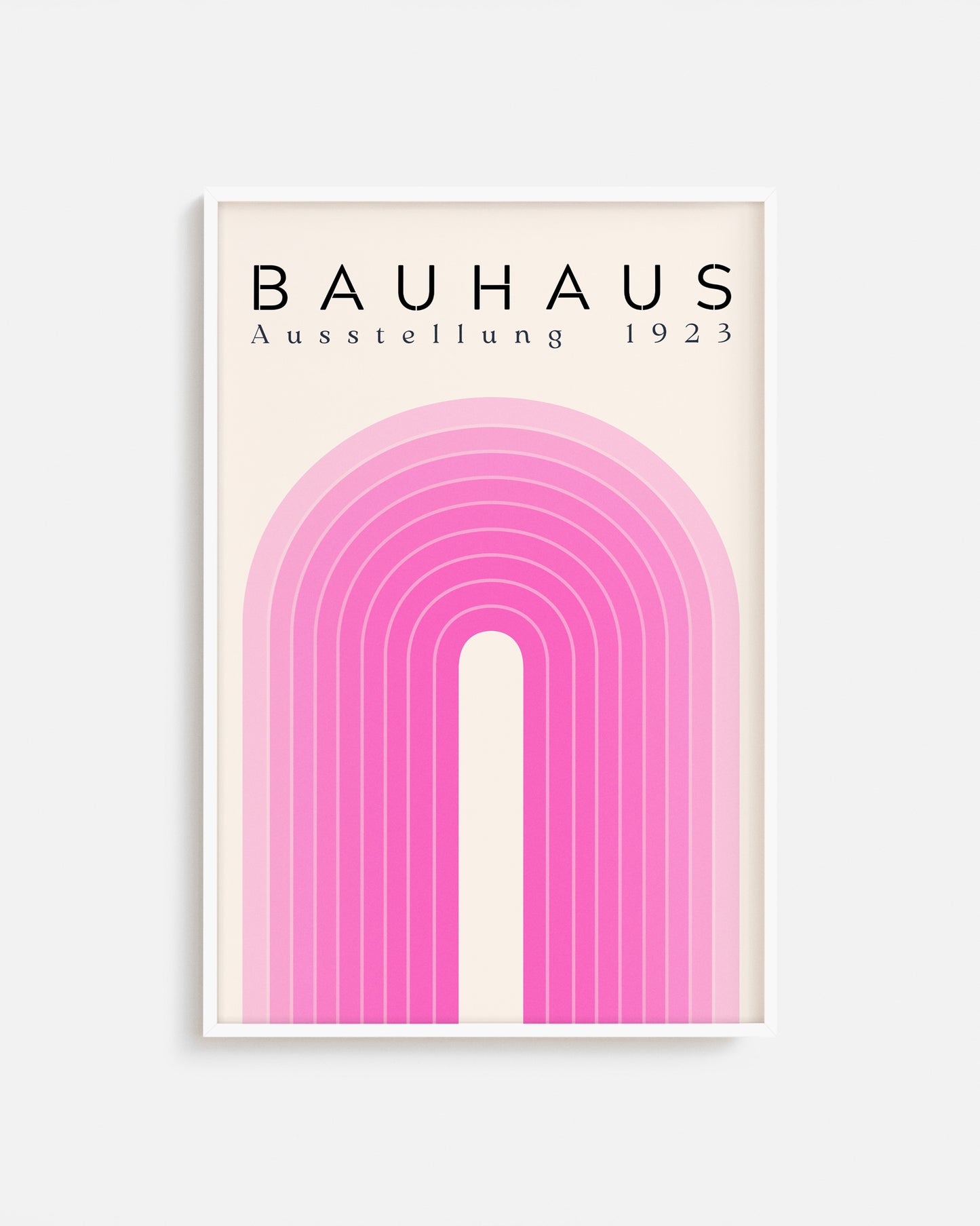 Cuadro Bauhaus con arco rosa en degradé sobre fondo claro