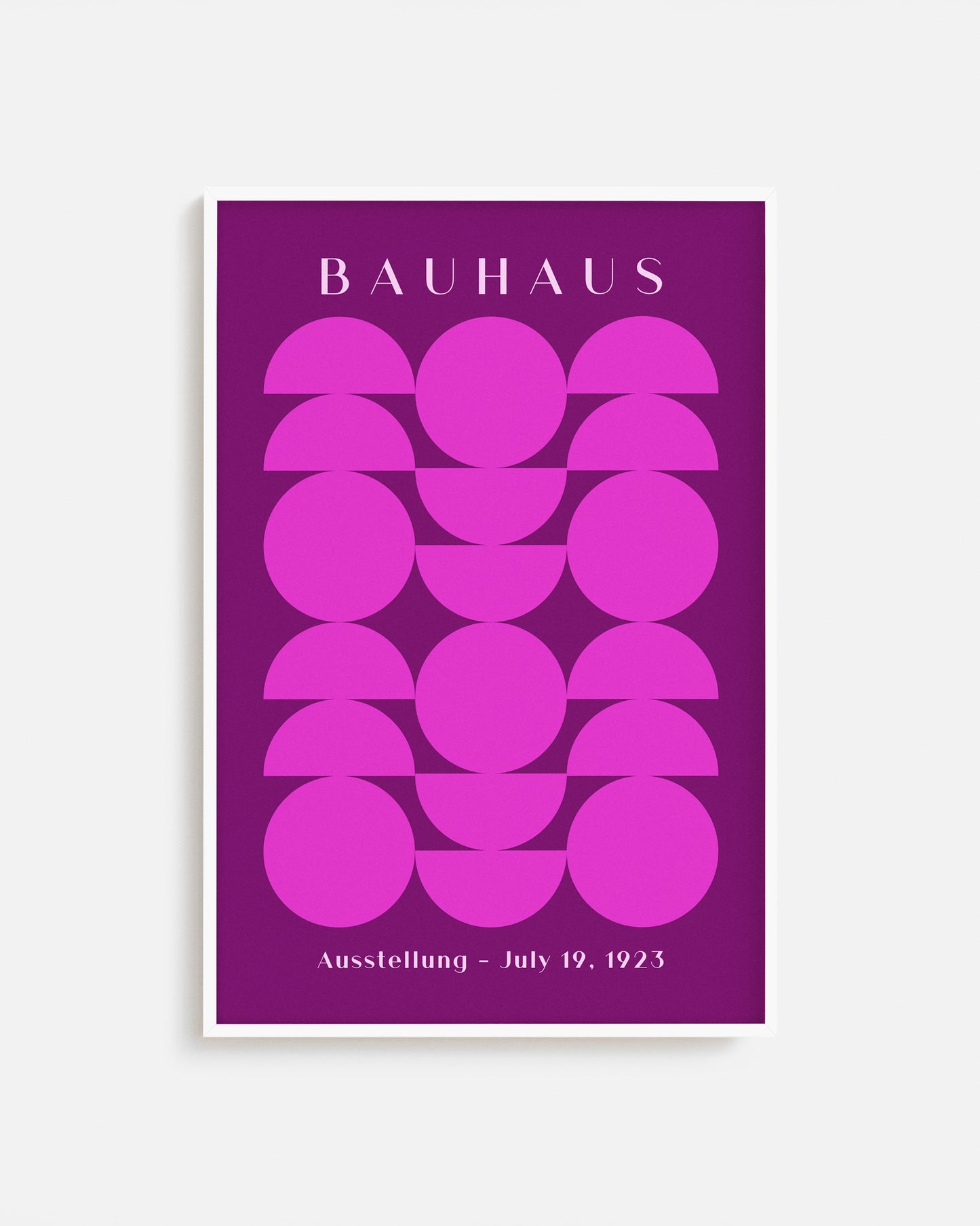 Cuadro Bauhaus con figuras geométricas fucsias sobre fondo púrpura