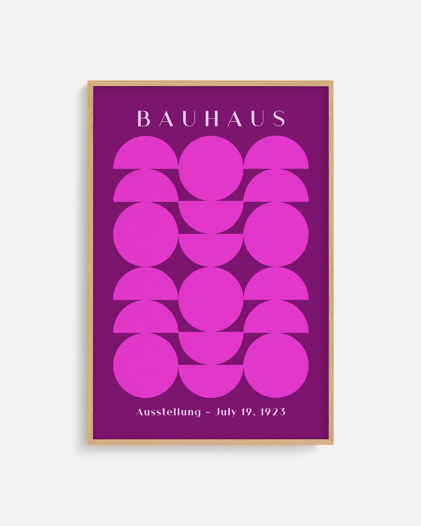 Cuadro Bauhaus con figuras geométricas fucsias sobre fondo púrpura