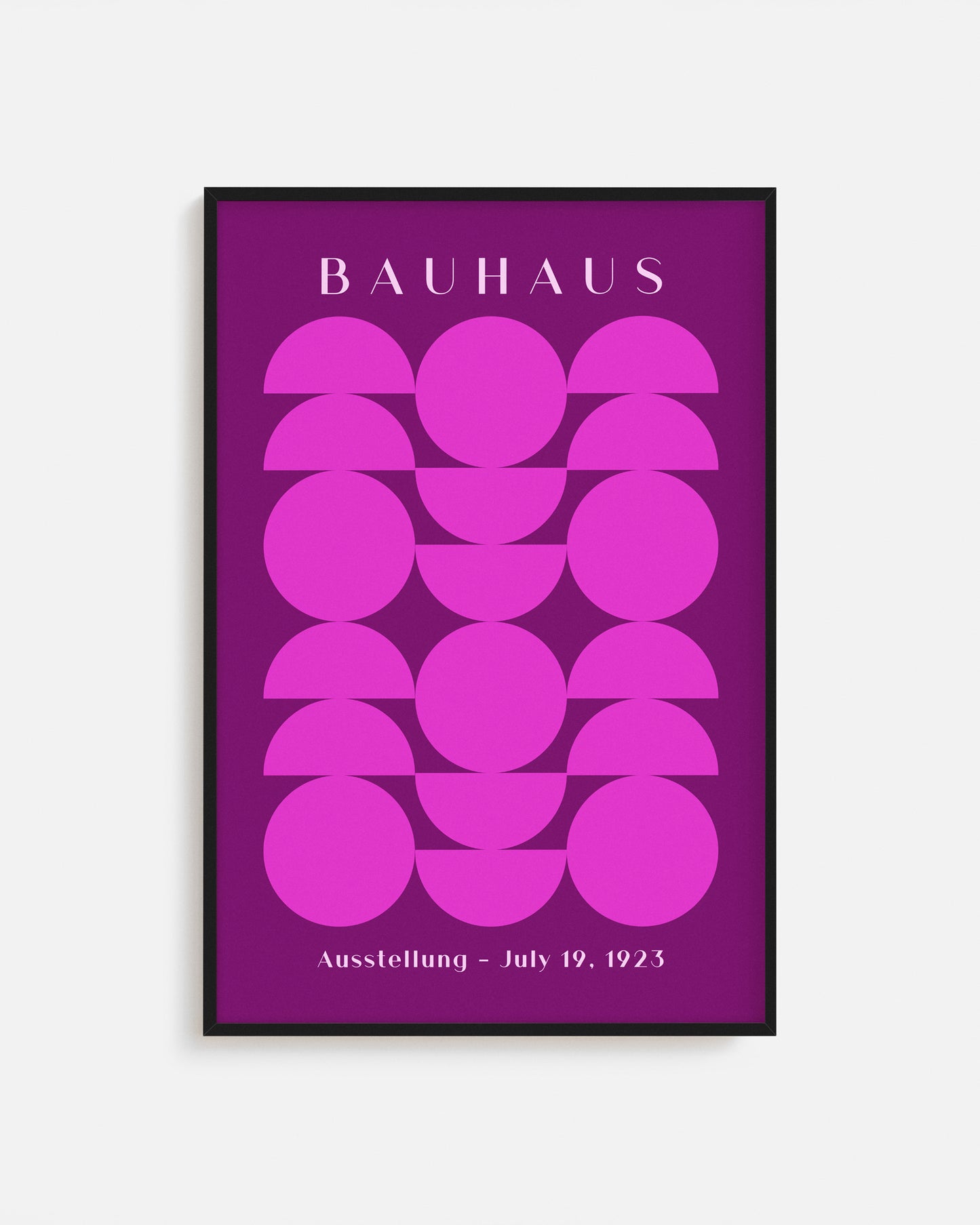 Cuadro Bauhaus con figuras geométricas fucsias sobre fondo púrpura