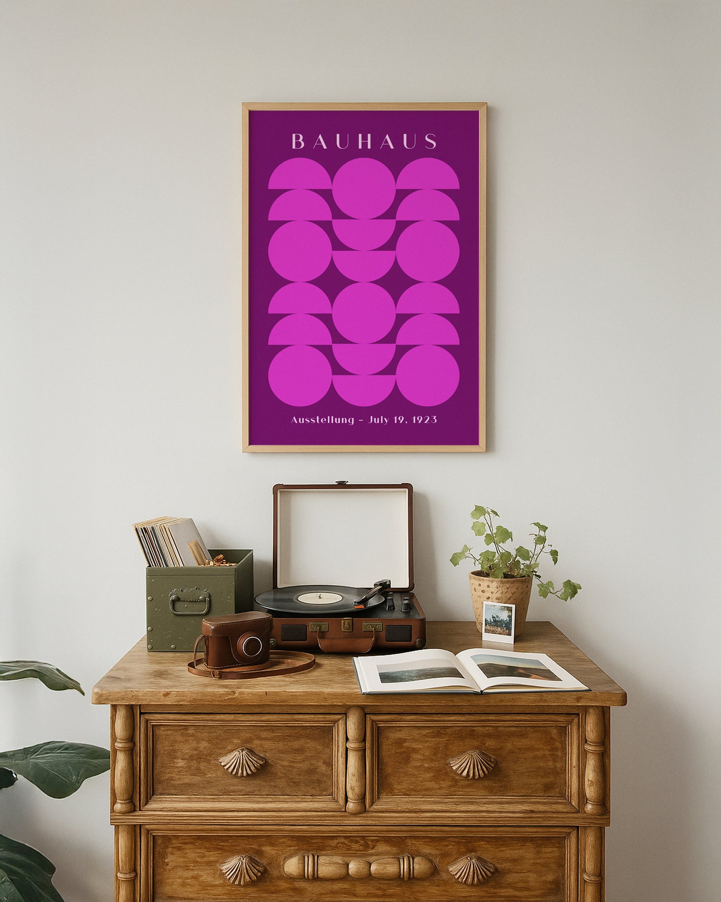 Cuadro Bauhaus con figuras geométricas fucsias sobre fondo púrpura