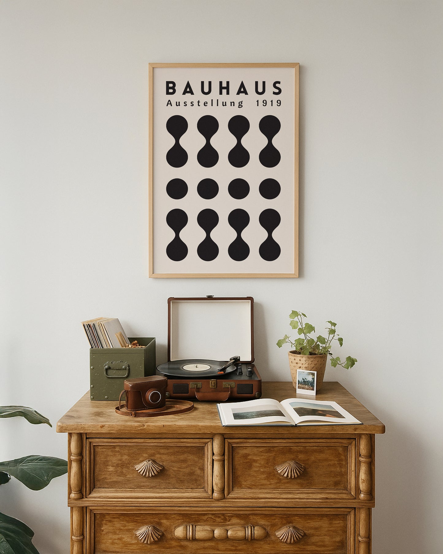 Cuadro Bauhaus con diseño óptico de líneas curvas en blanco y negro