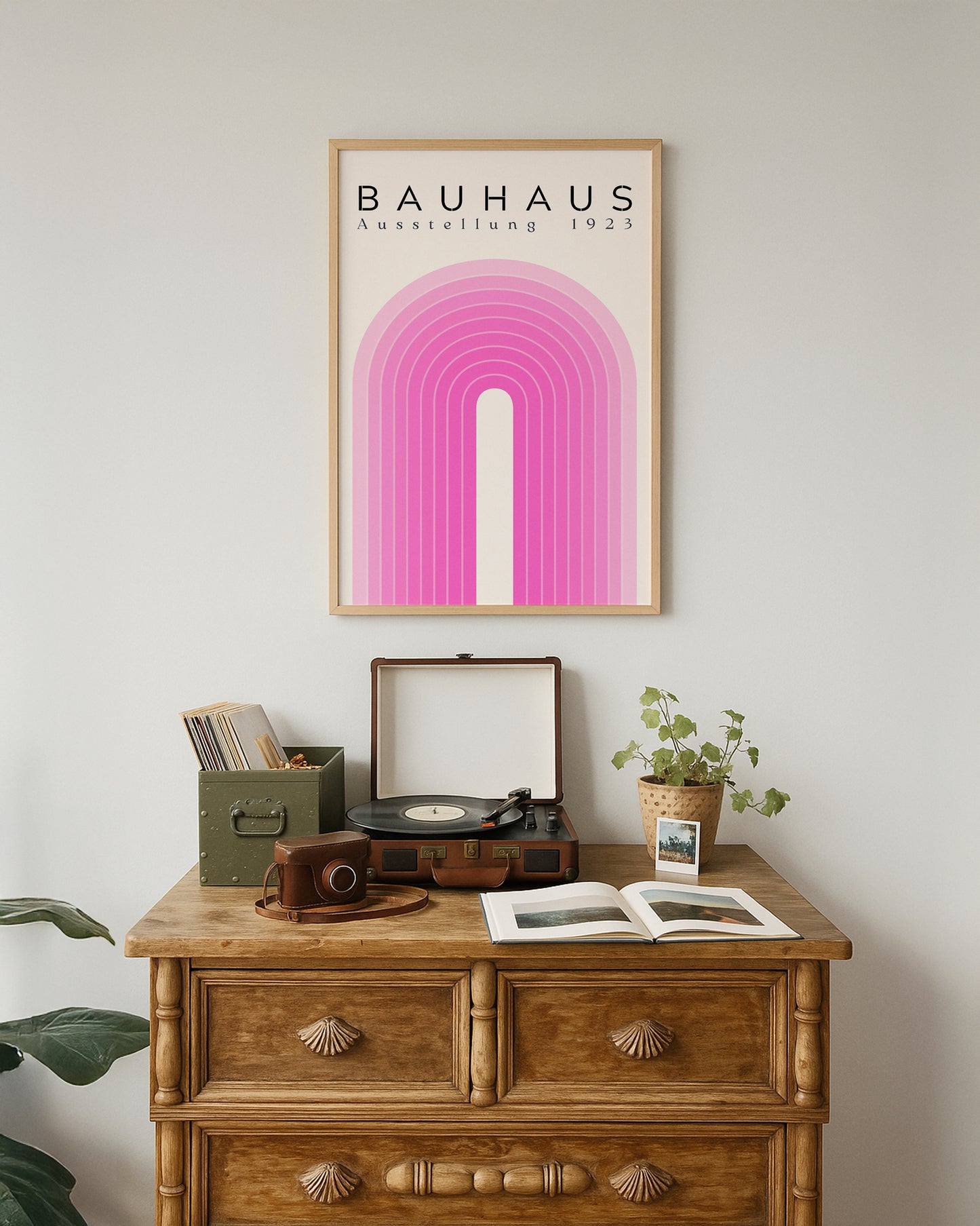 Cuadro Bauhaus con arco rosa en degradé sobre fondo claro