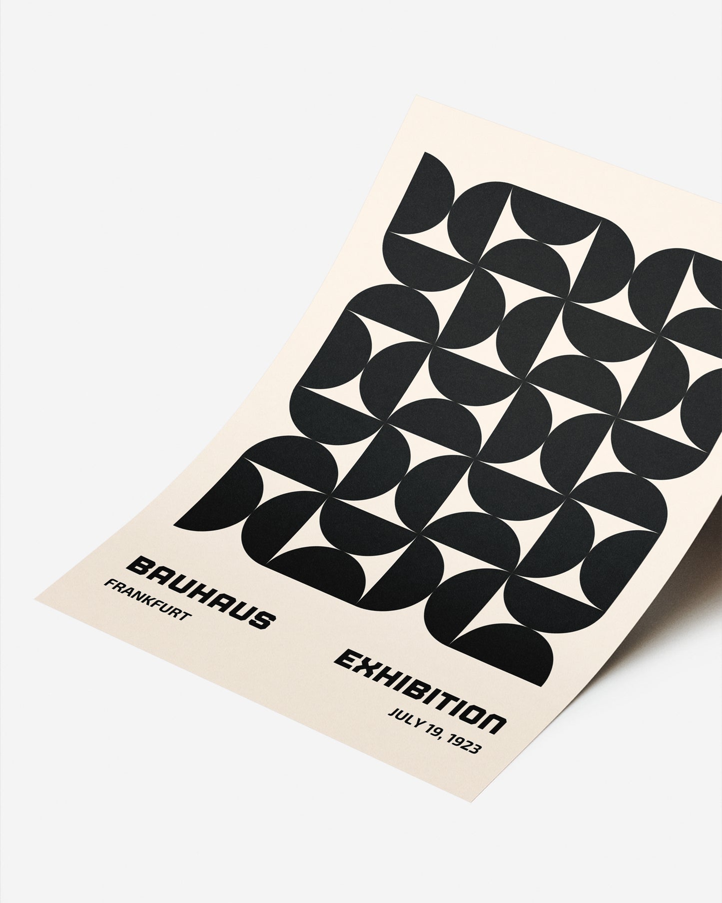 Cuadro Bauhaus con formas geométricas negras sobre fondo beige