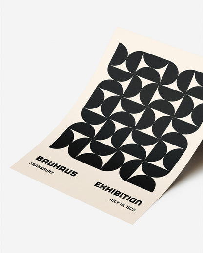 Cuadro Bauhaus con formas geométricas negras sobre fondo beige