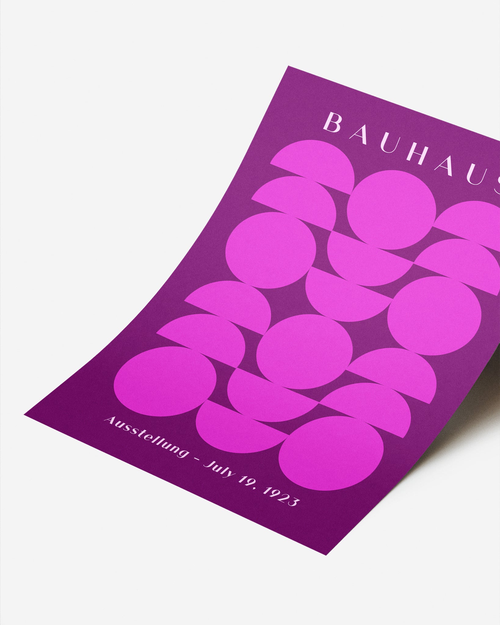 Cuadro Bauhaus con figuras geométricas fucsias sobre fondo púrpura