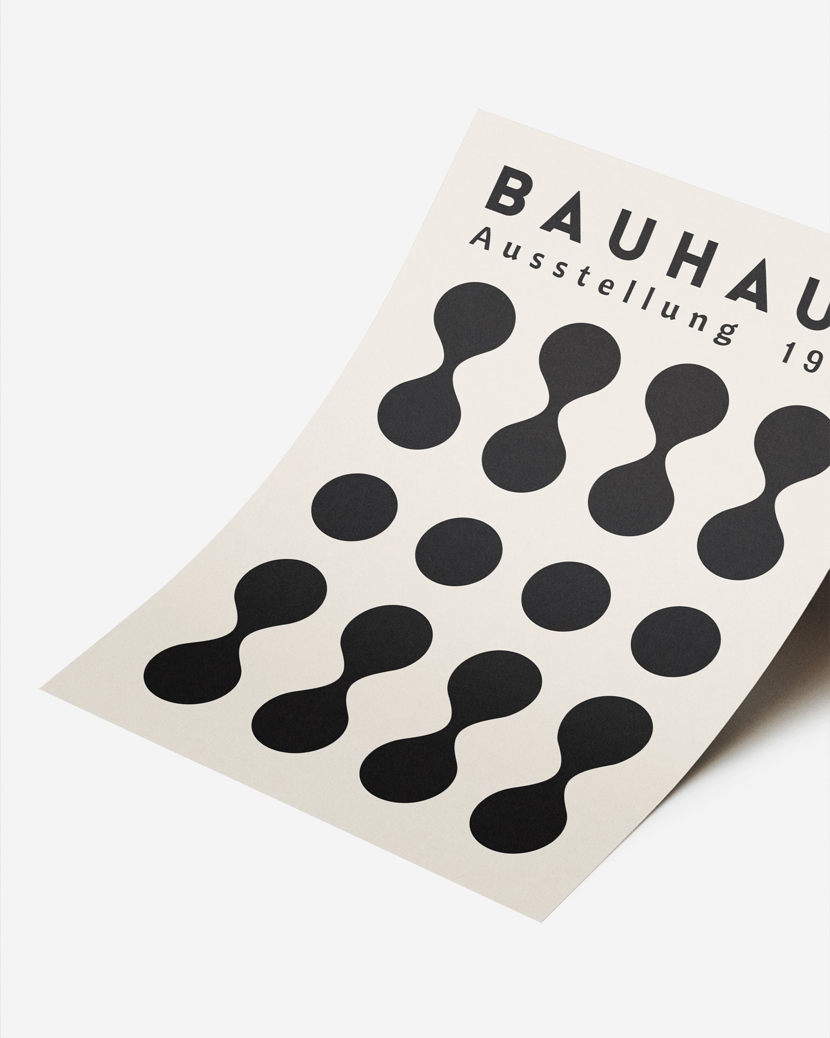 Cuadro Bauhaus con diseño óptico de líneas curvas en blanco y negro