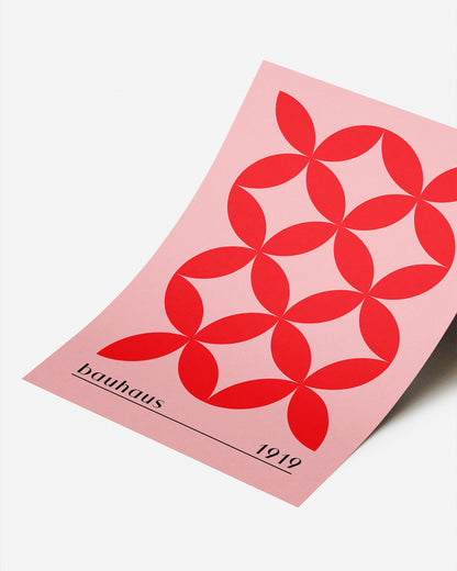 Cuadro Bauhaus con flores geométricas rojas sobre fondo rosa