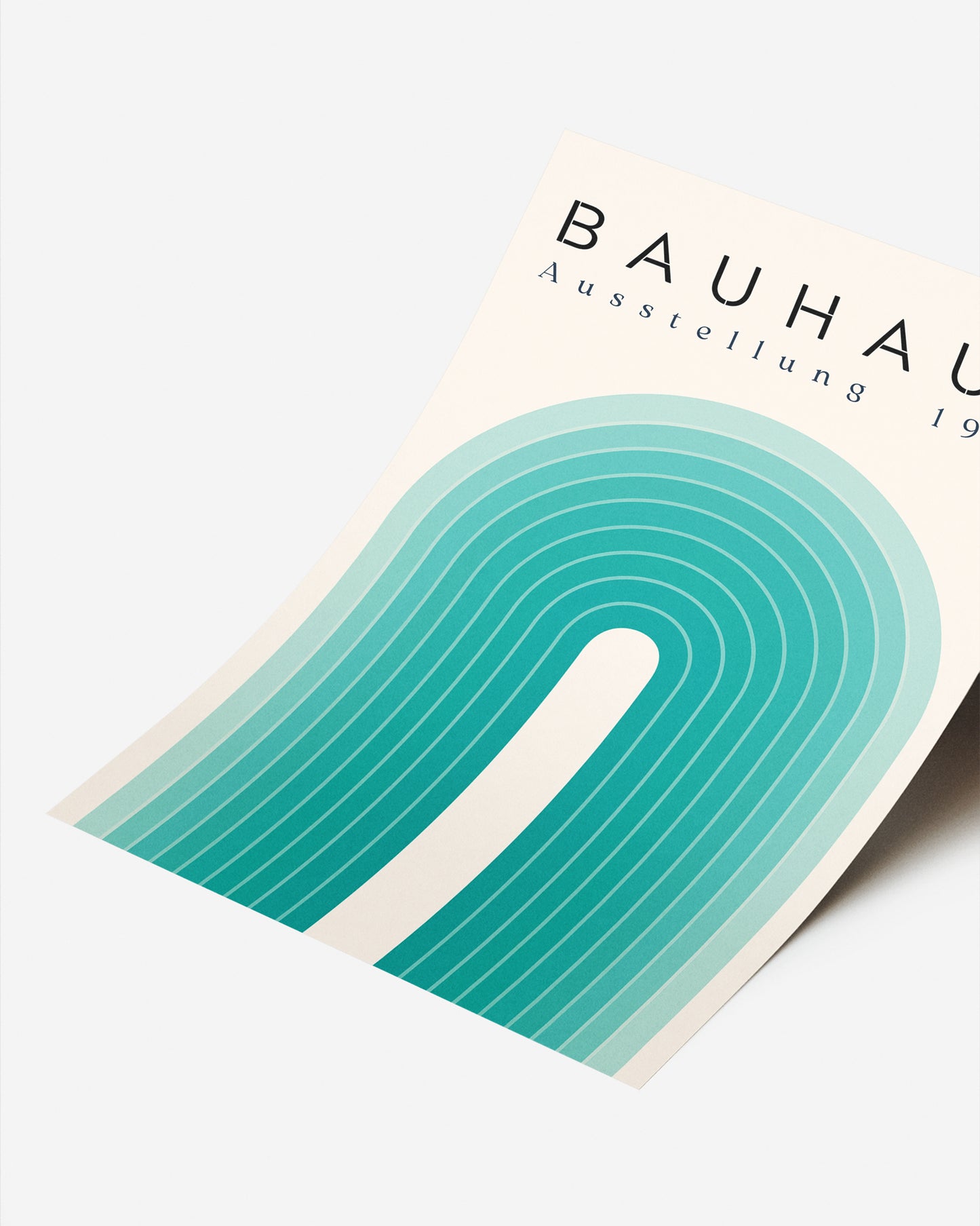 Cuadro Bauhaus con arco en tonos verde agua sobre fondo beige
