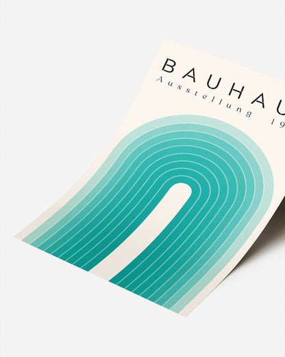 Cuadro Bauhaus con arco en tonos verde agua sobre fondo beige

