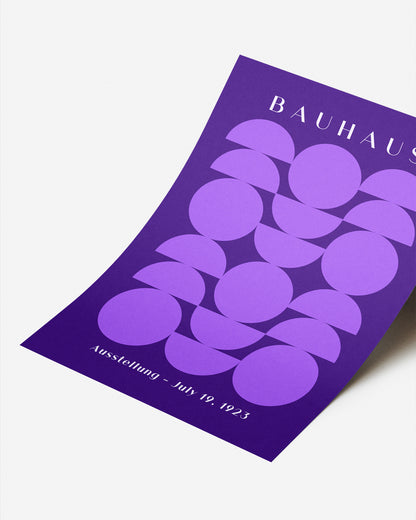 Cuadro Bauhaus con geometría violeta sobre fondo oscuro