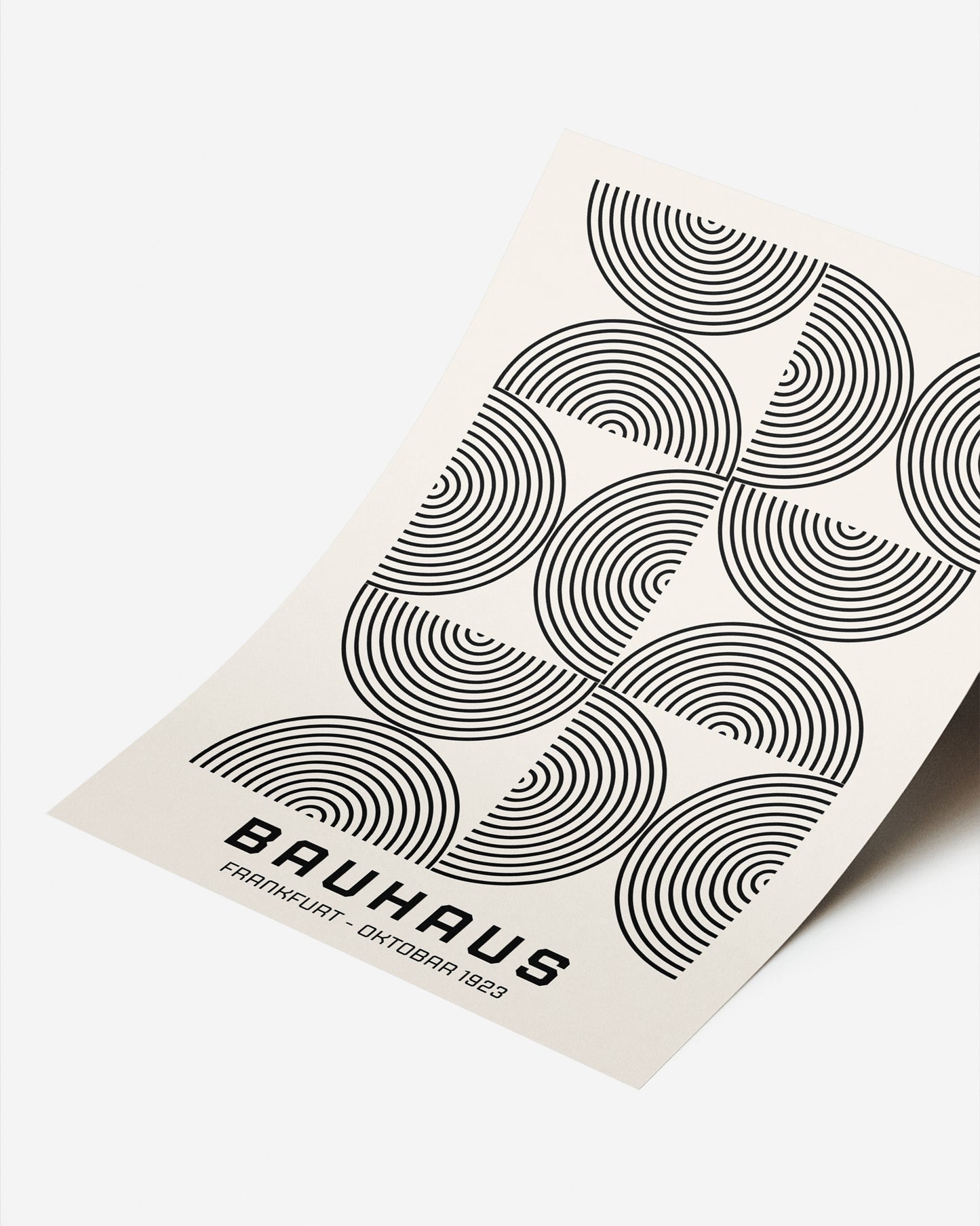 Cuadro Bauhaus con semicírculos concéntricos en blanco y negro
