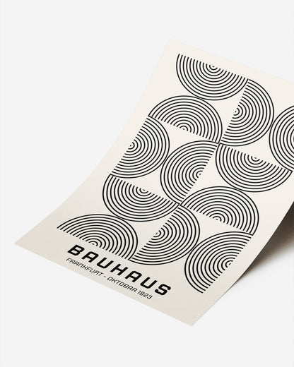 Cuadro Bauhaus con semicírculos concéntricos en blanco y negro
