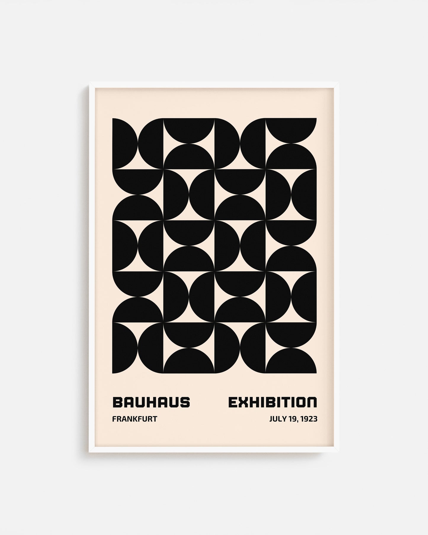 Cuadro Bauhaus con formas geométricas negras sobre fondo beige