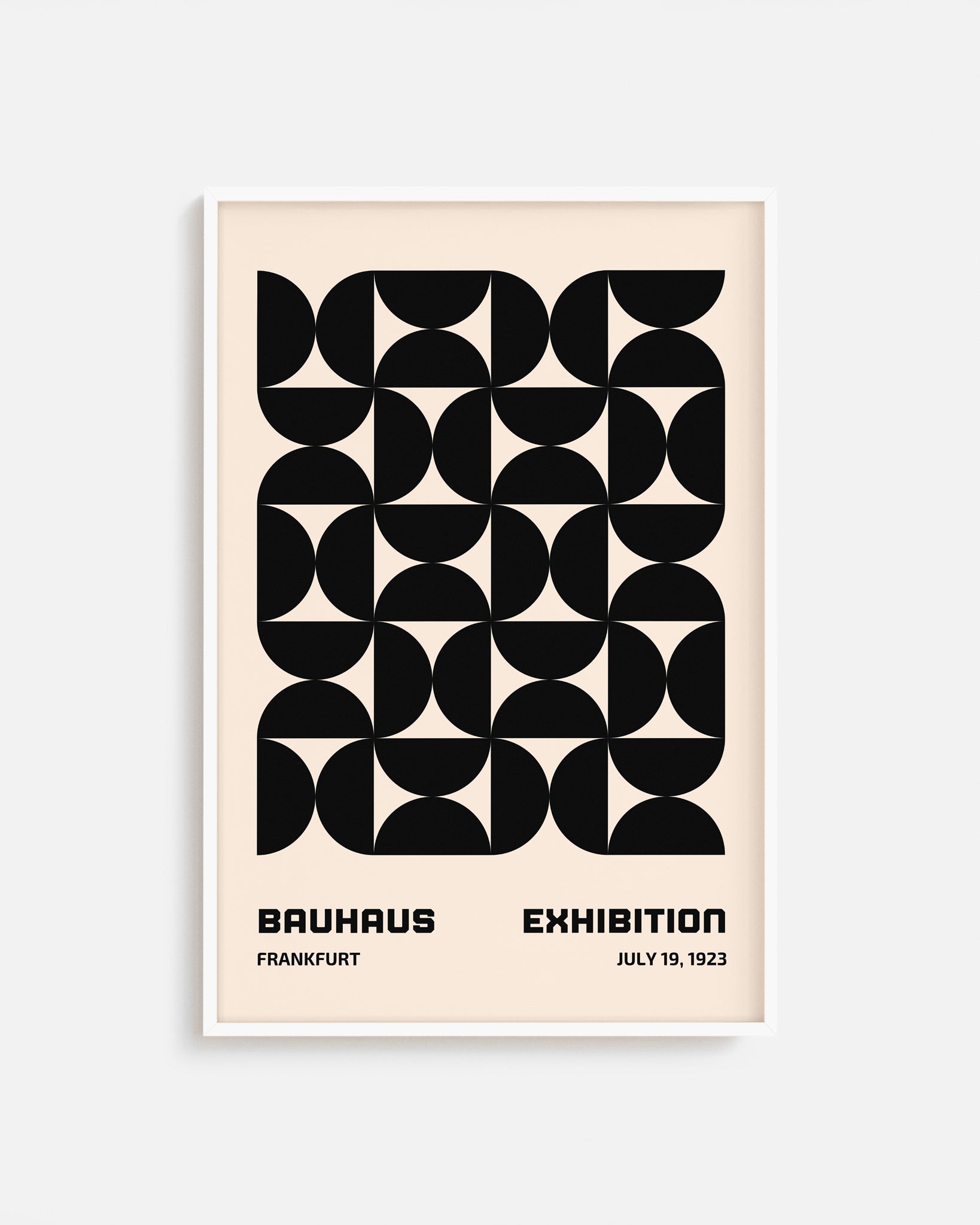 Cuadro Bauhaus con formas geométricas negras sobre fondo beige