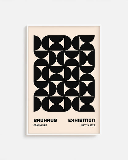 Cuadro Bauhaus con formas geométricas negras sobre fondo beige