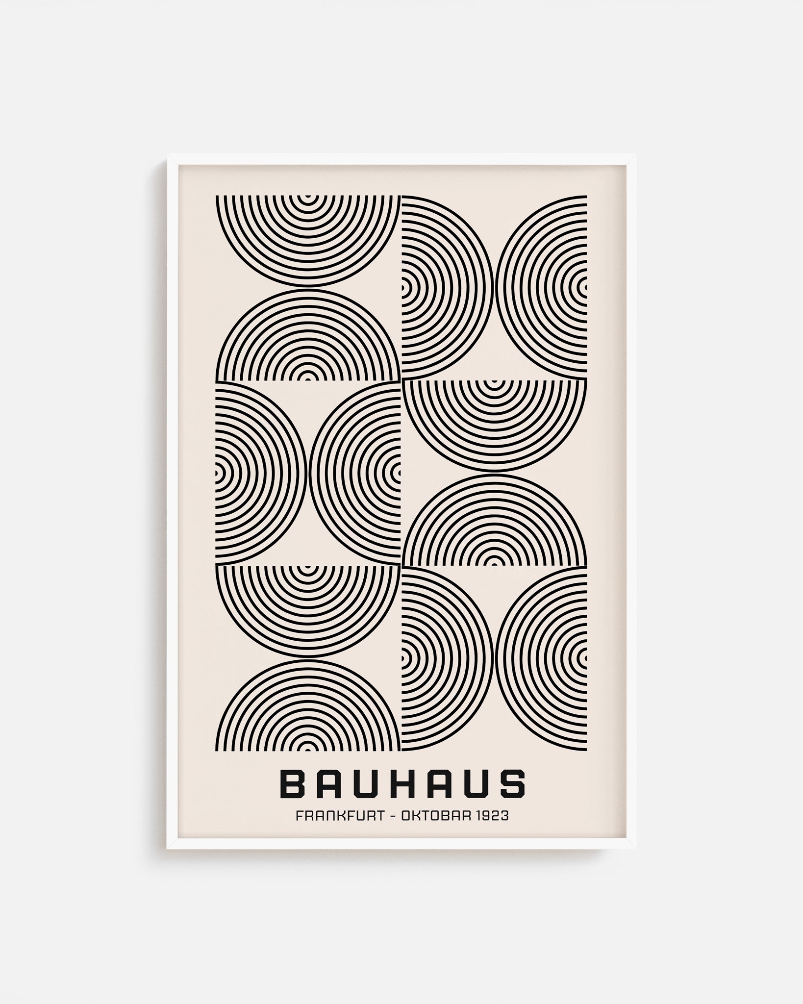 Cuadro Bauhaus con semicírculos concéntricos en blanco y negro
