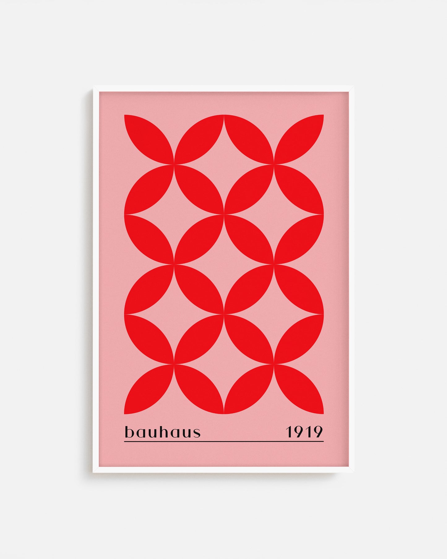 Cuadro Bauhaus con flores geométricas rojas sobre fondo rosa