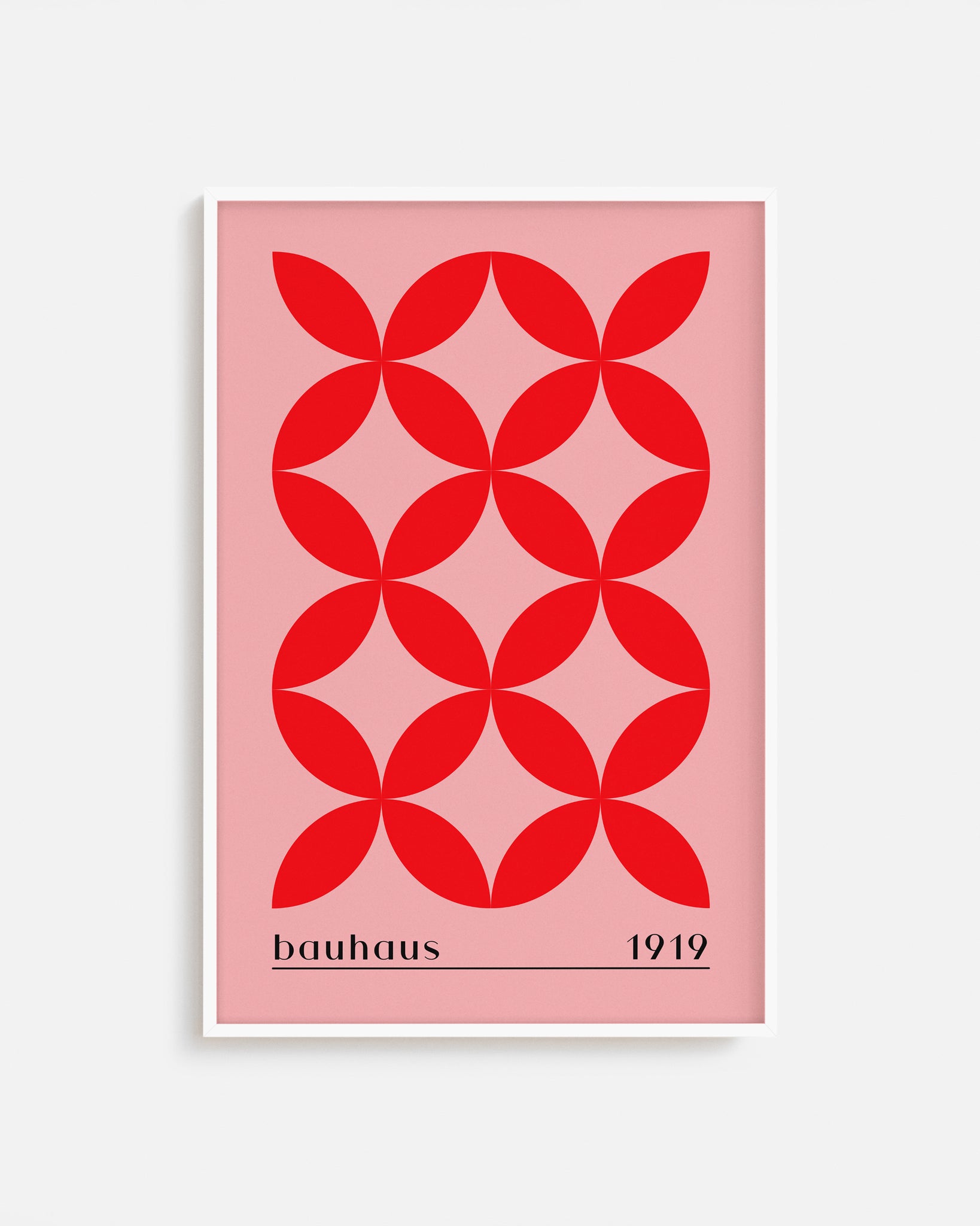 Cuadro Bauhaus con flores geométricas rojas sobre fondo rosa
