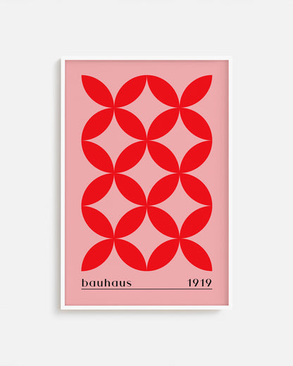 Cuadro Bauhaus con flores geométricas rojas sobre fondo rosa