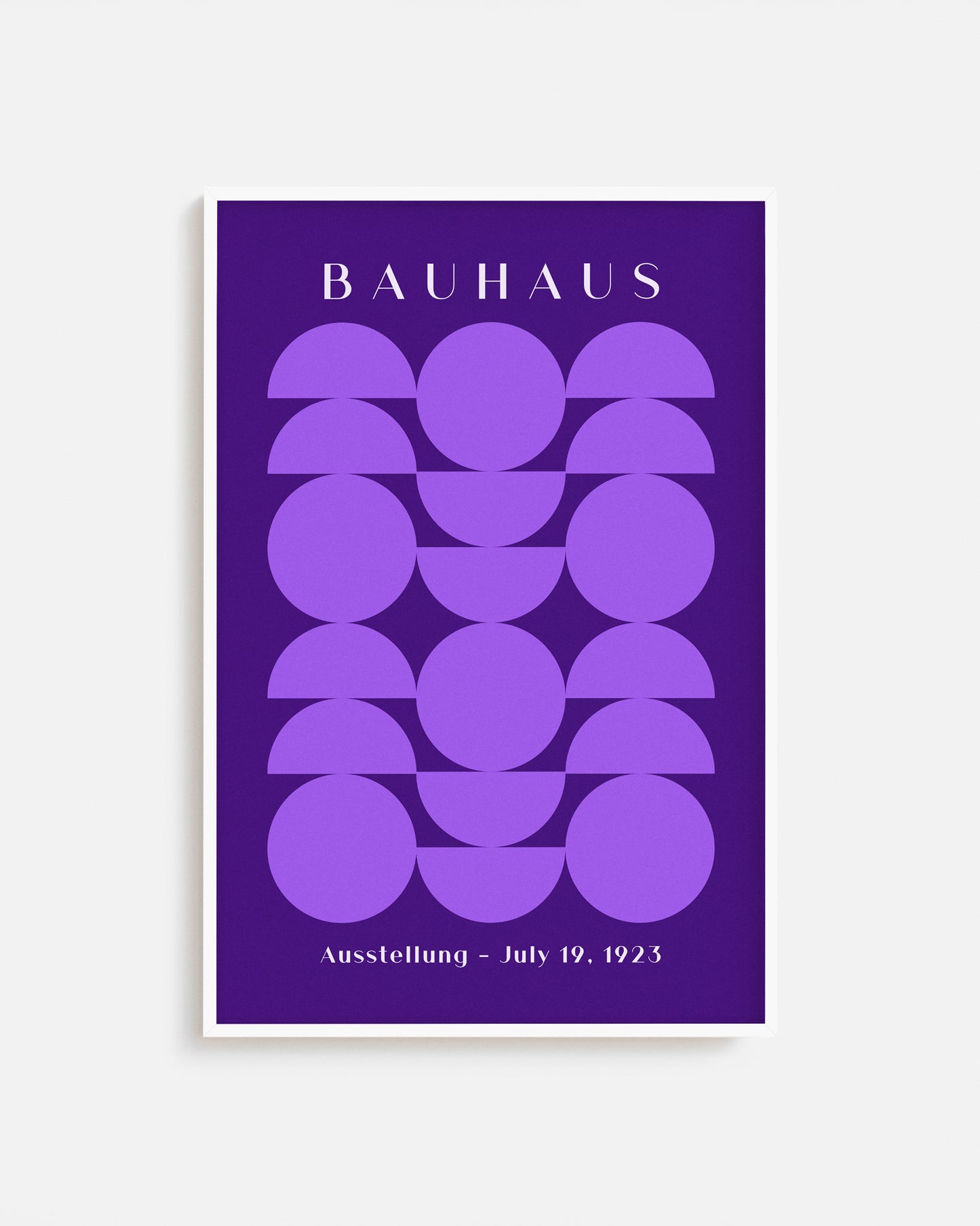 Cuadro Bauhaus con geometría violeta sobre fondo oscuro