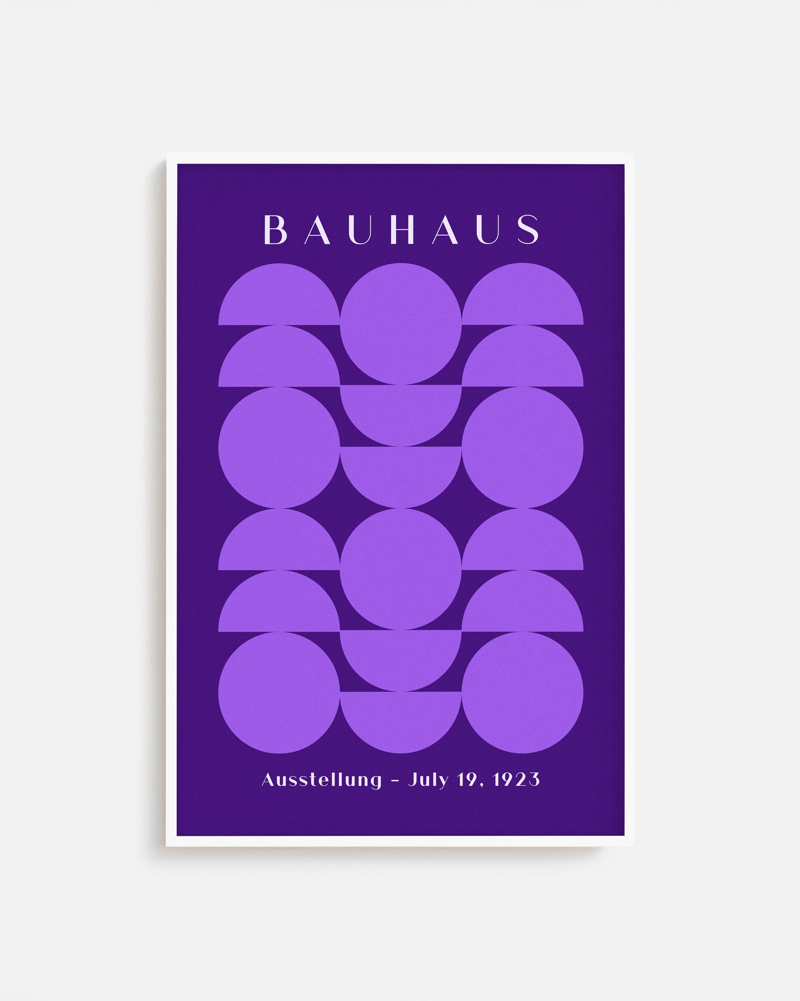 Cuadro Bauhaus con geometría violeta sobre fondo oscuro