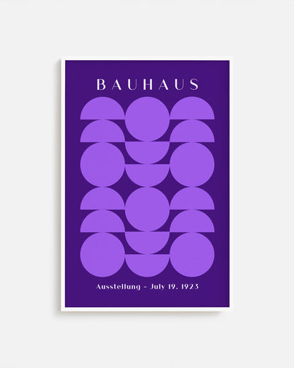 Cuadro Bauhaus con geometría violeta sobre fondo oscuro