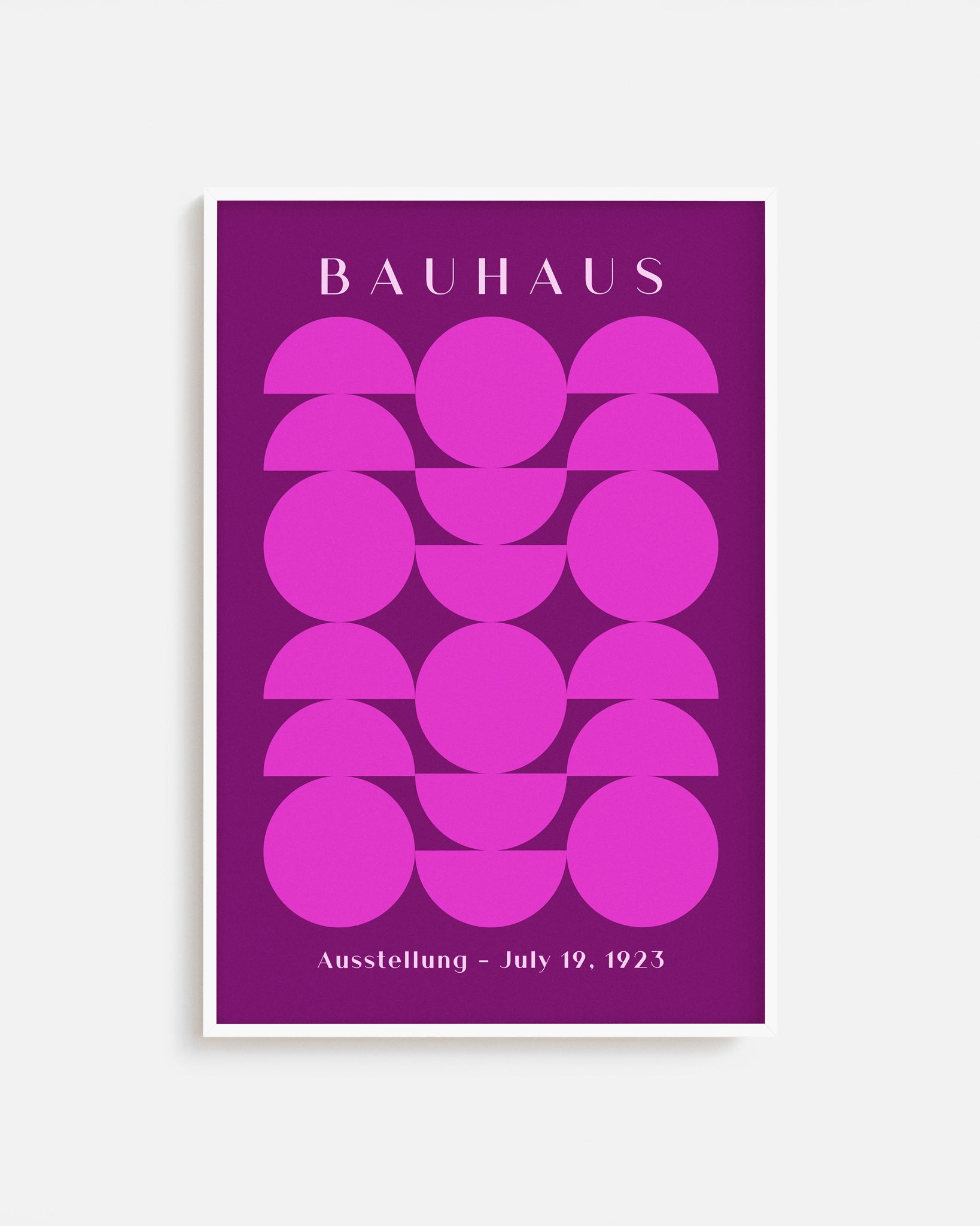 Cuadro Bauhaus con figuras geométricas fucsias sobre fondo púrpura