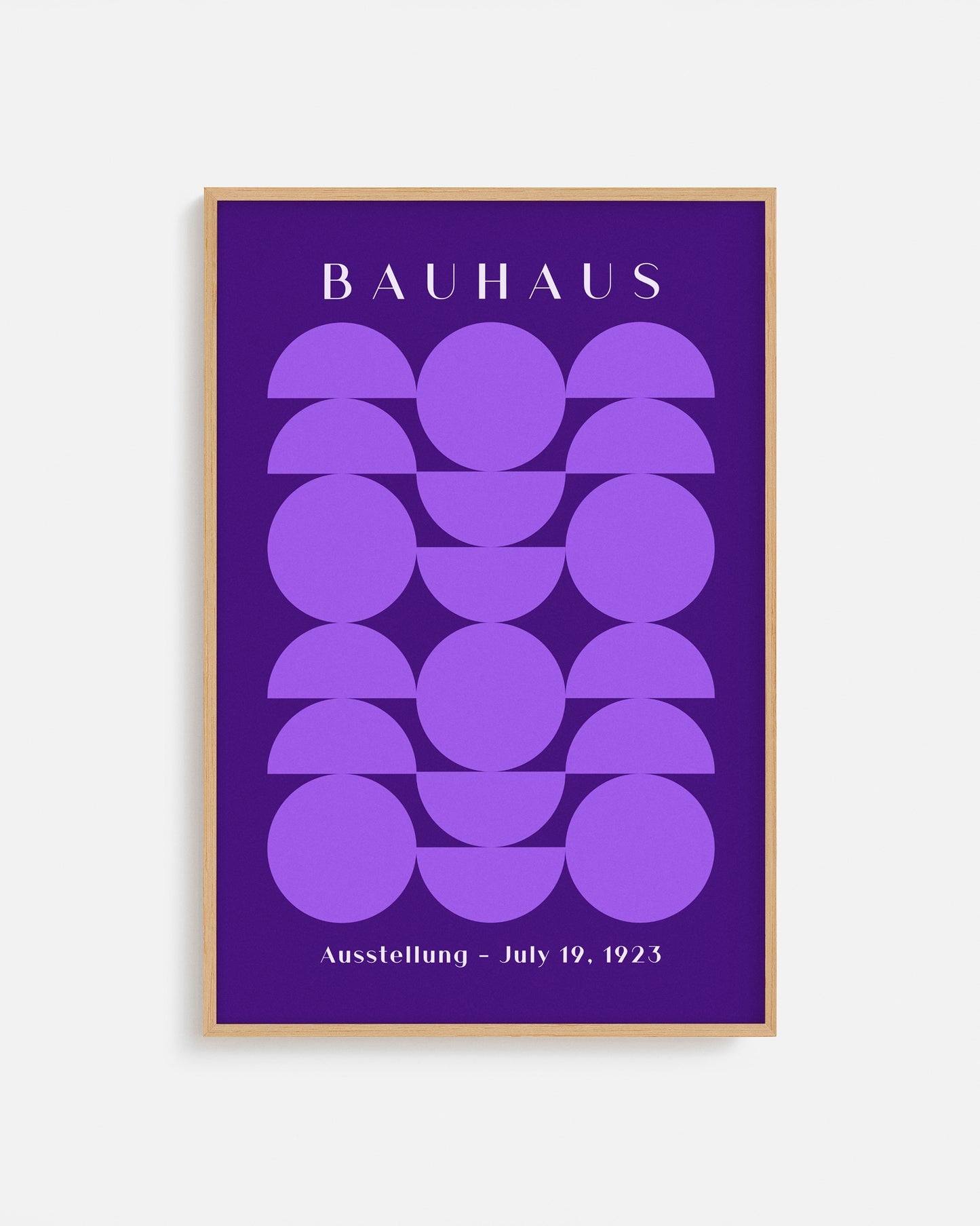 Cuadro Bauhaus con geometría violeta sobre fondo oscuro