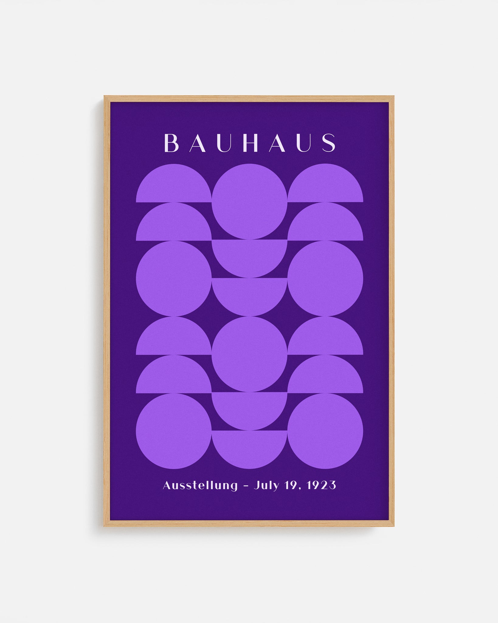 Cuadro Bauhaus con geometría violeta sobre fondo oscuro