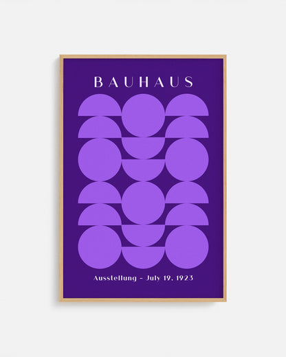 Cuadro Bauhaus con geometría violeta sobre fondo oscuro