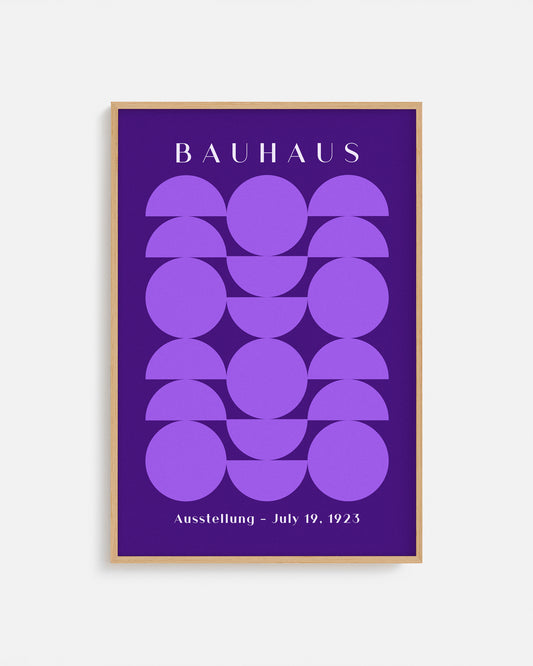 Cuadro Bauhaus con geometría violeta sobre fondo oscuro