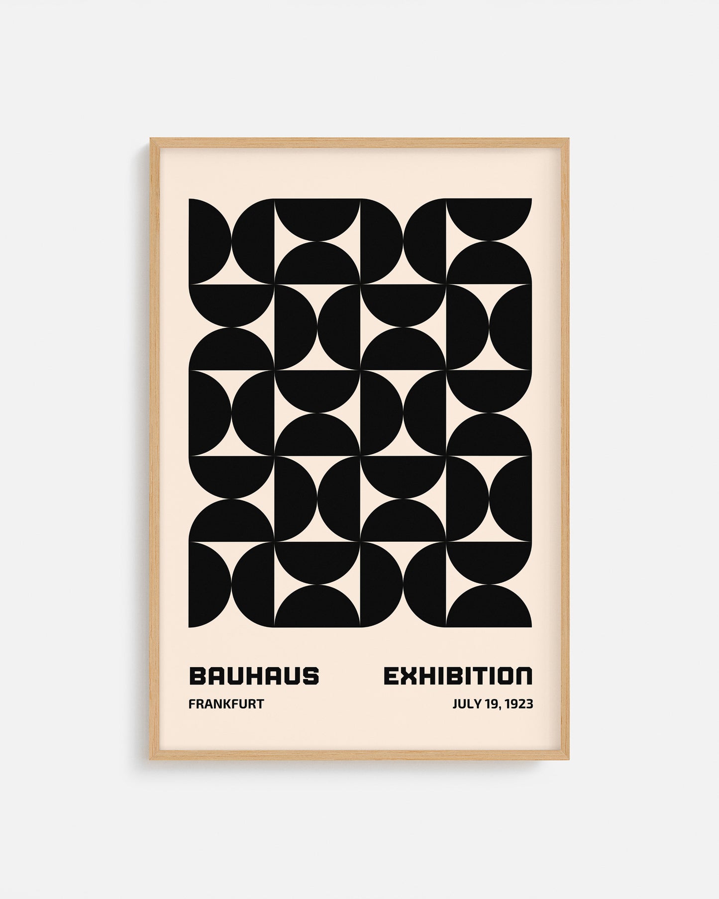 Cuadro Bauhaus con formas geométricas negras sobre fondo beige