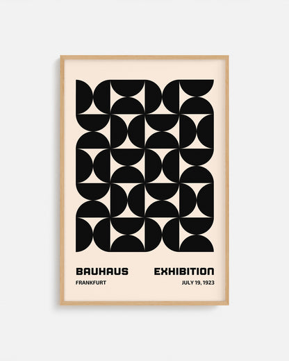 Cuadro Bauhaus con formas geométricas negras sobre fondo beige