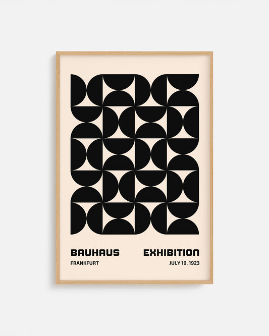 Cuadro Bauhaus con formas geométricas negras sobre fondo beige