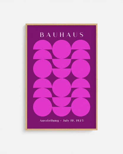 Cuadro Bauhaus con figuras geométricas fucsias sobre fondo púrpura