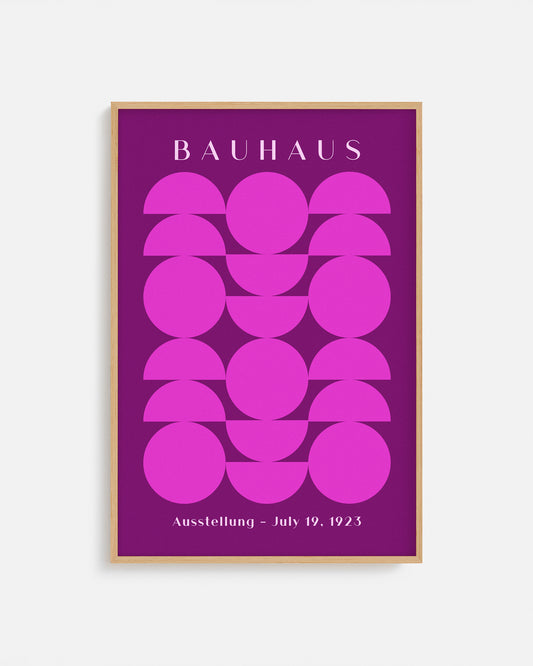 Cuadro Bauhaus con figuras geométricas fucsias sobre fondo púrpura