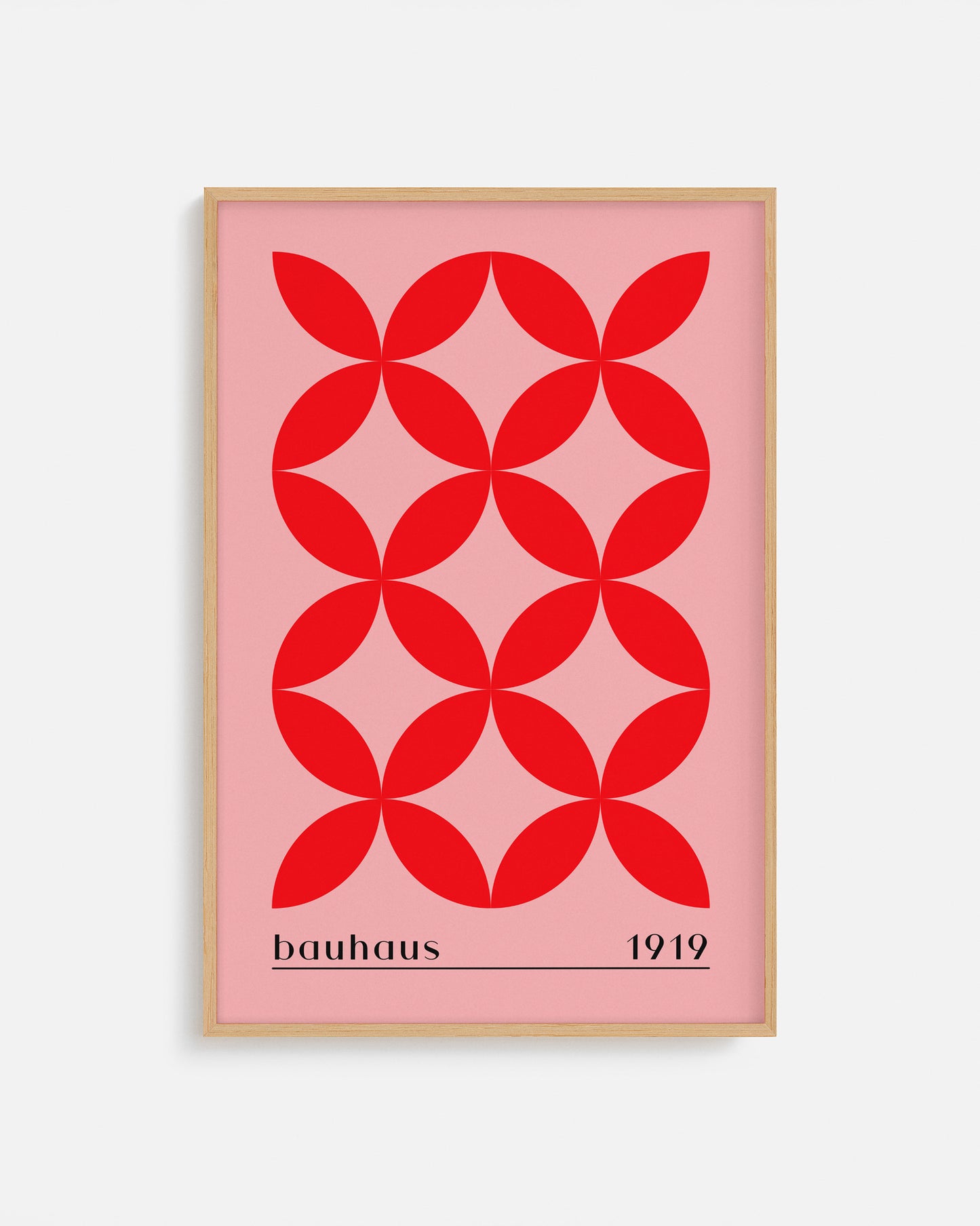 Cuadro Bauhaus con flores geométricas rojas sobre fondo rosa