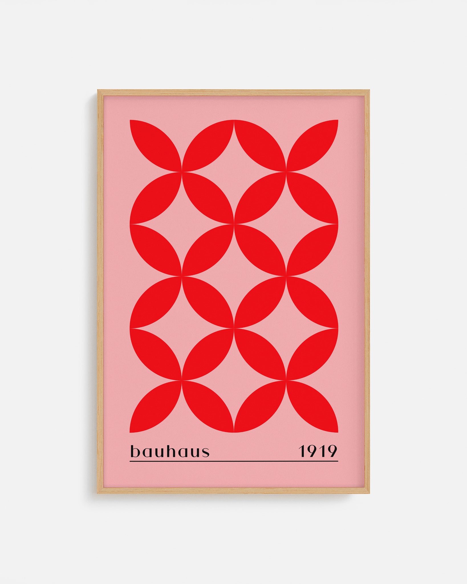 Cuadro Bauhaus con flores geométricas rojas sobre fondo rosa