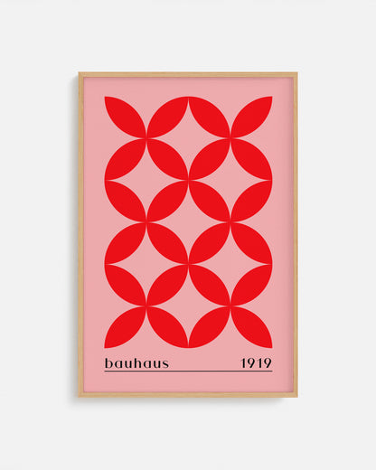 Cuadro Bauhaus con flores geométricas rojas sobre fondo rosa
