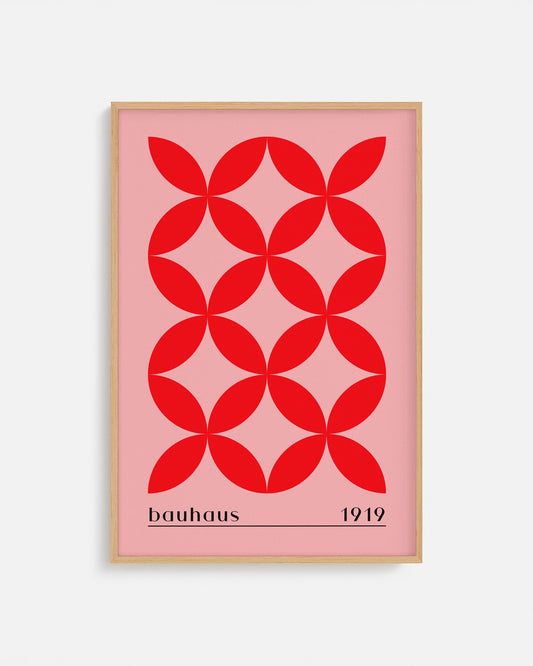 Cuadro Bauhaus con flores geométricas rojas sobre fondo rosa