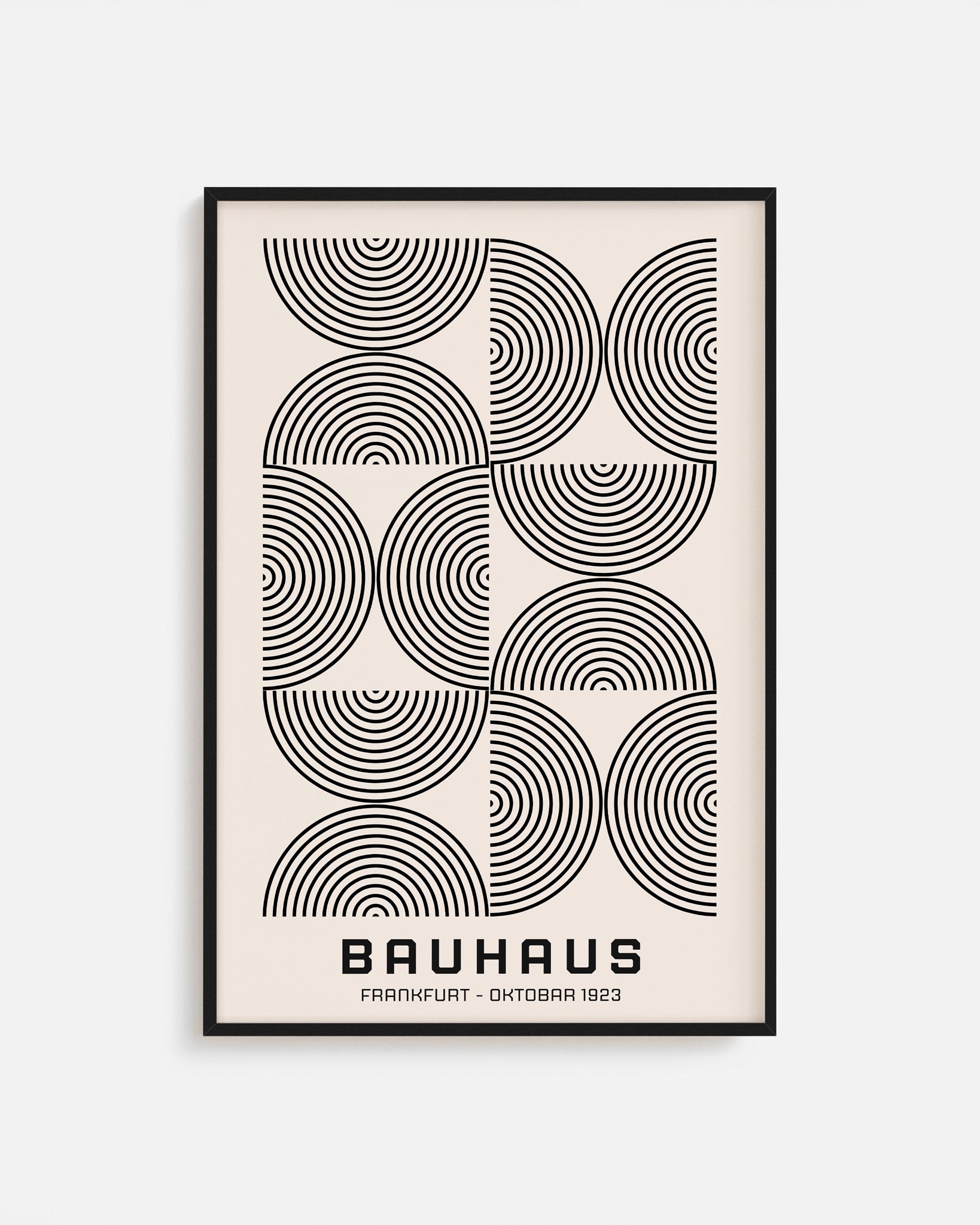 Cuadro Bauhaus con semicírculos concéntricos en blanco y negro
