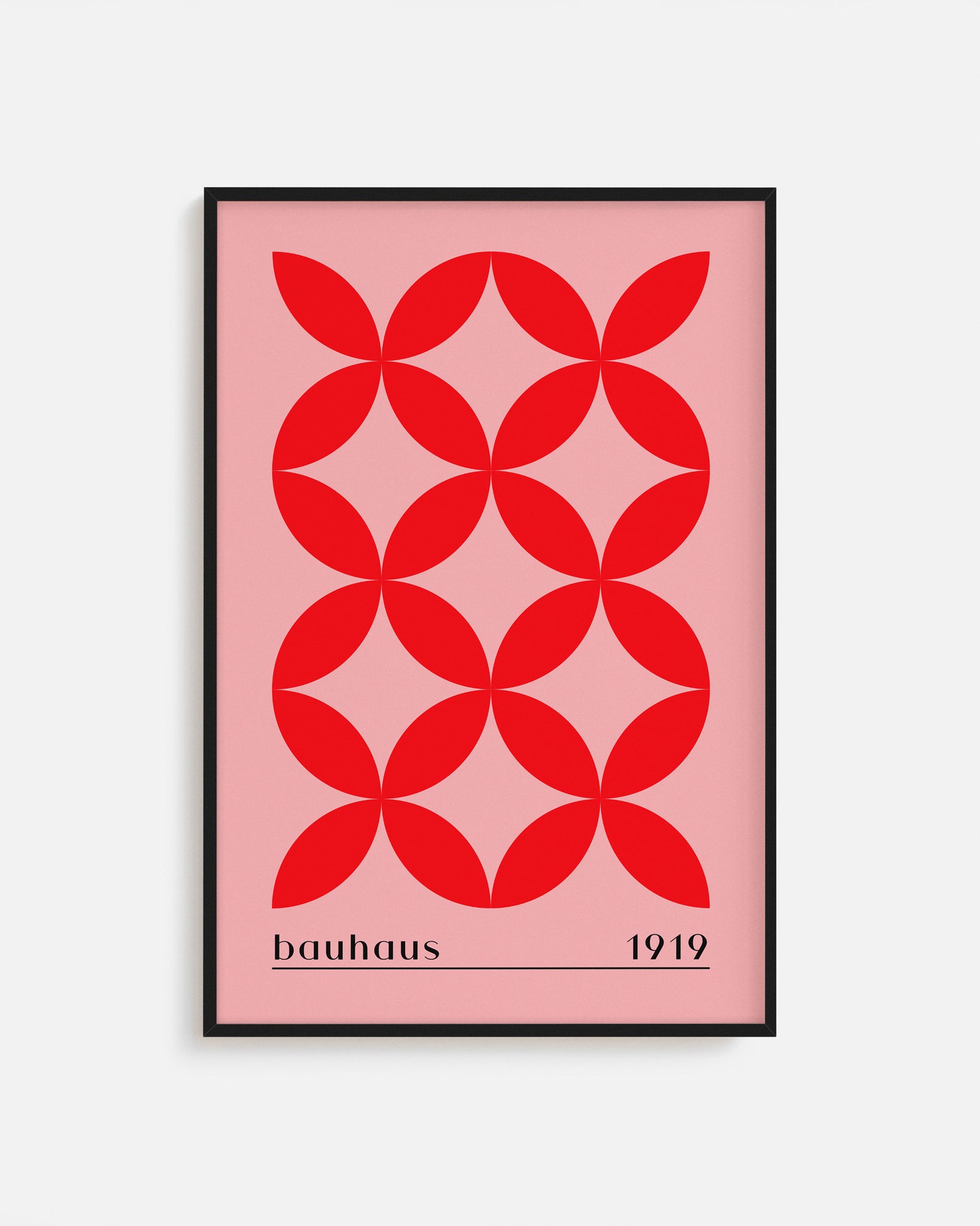 Cuadro Bauhaus con flores geométricas rojas sobre fondo rosa