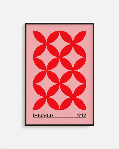 Cuadro Bauhaus con flores geométricas rojas sobre fondo rosa