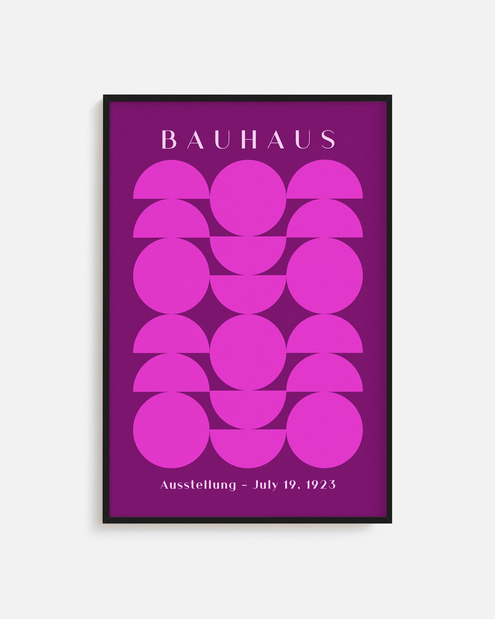 Cuadro Bauhaus con figuras geométricas fucsias sobre fondo púrpura