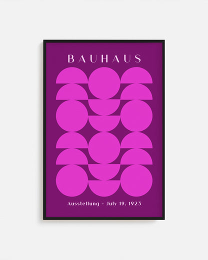 Cuadro Bauhaus con figuras geométricas fucsias sobre fondo púrpura