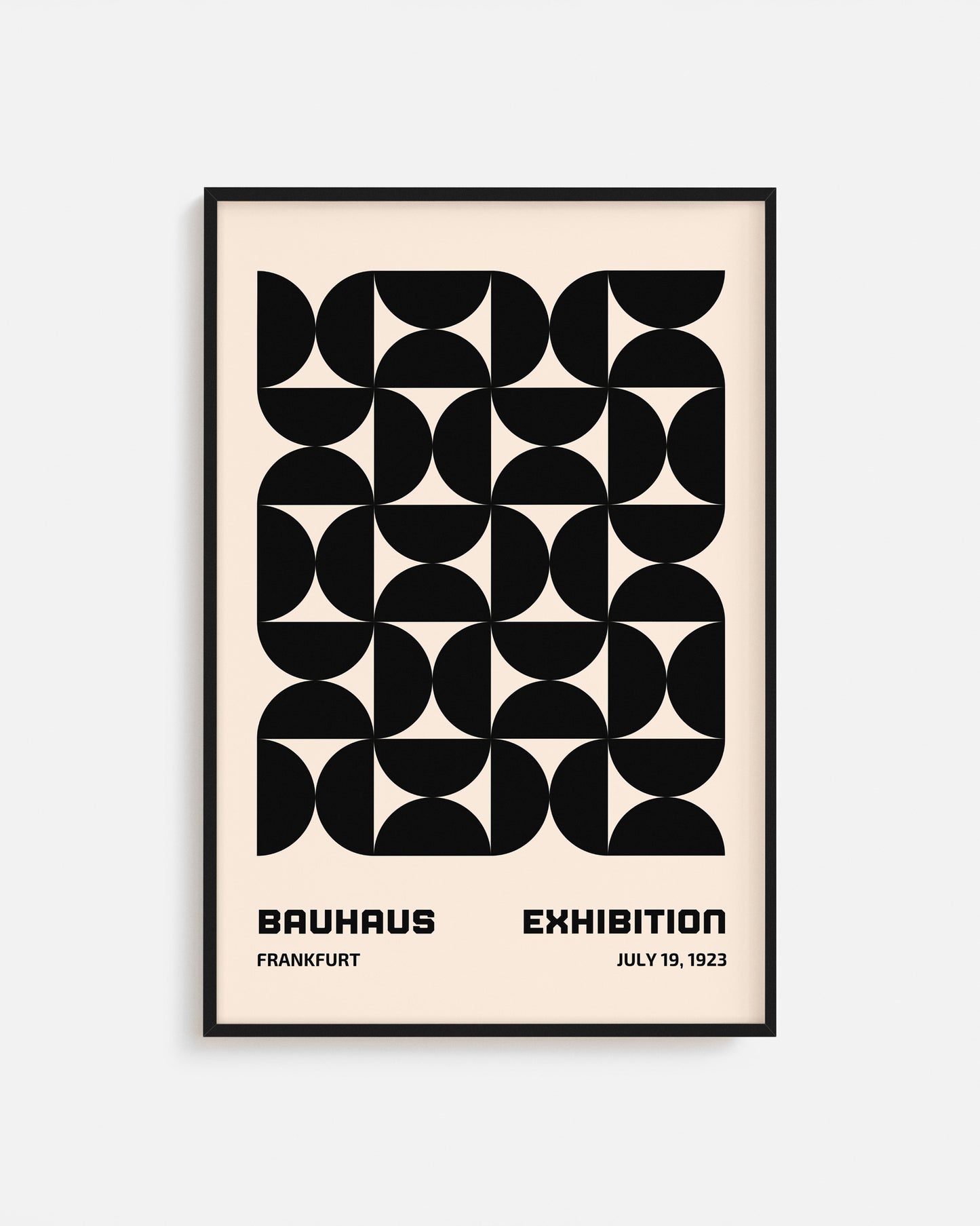 Cuadro Bauhaus con formas geométricas negras sobre fondo beige